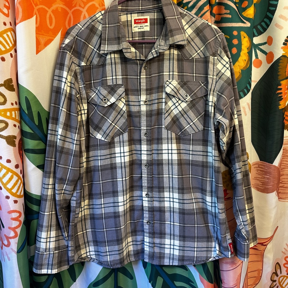wrangler - grey plaid button up - L